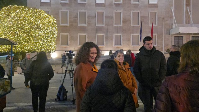 FOTO/ Argita Berisha i bashkohet protestës së opozitës para