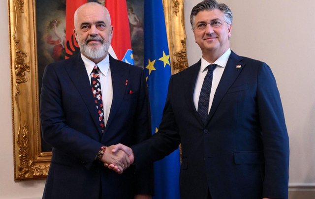 Rama merr një tjetër urim për fitoren/ Kryeministri i