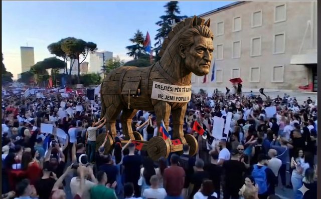Berisha dhe vjedhja e protestës: Një mashtri i vjetër me