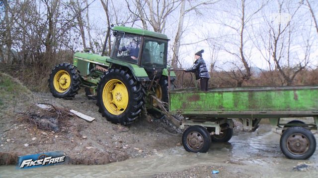 Banorët e Baldushkut në Tiranë përcjellin të vdekurit