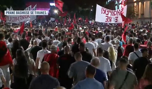 “Ju erdhi fundi! Rama jep dorëheqjen!”/ Marshimi kilometrik