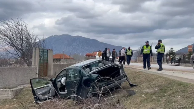 Aksident në aksin Korçë-Bilisht, makina përfundon në