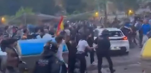 Foto/ Pamje të tmerrshme para Espanjol-Barça, gruas i ikën