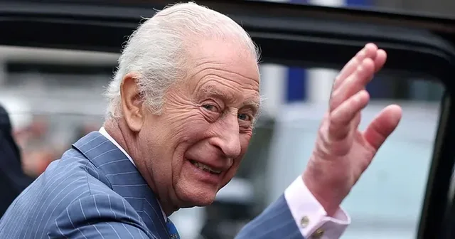 Mbreti Charles III thyen protokollin me një gjest të habitshëm
