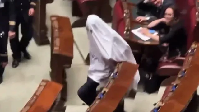 U vesh si fantazmë, deputeti italian përjashtohet nga Parlamenti