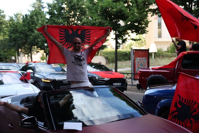 Tirana vishet kuq e zi pak momente para protest&euml;s mbar&euml;komb&euml;tare