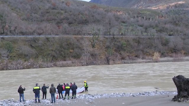 Zhduket 65-vje&ccedil;ari n&euml; Vjos&euml;/ Dyshohet se u mor nga rrjedha e