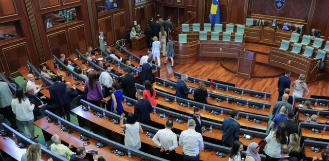 Ngërçi politik në Kosovë, REL: Politika ngec,