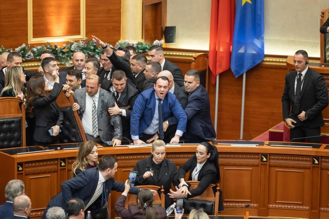 FOTO-LAJM/ Uj&euml;, flakadan&euml; dhe p&euml;rplasje t&euml; dhunshme...