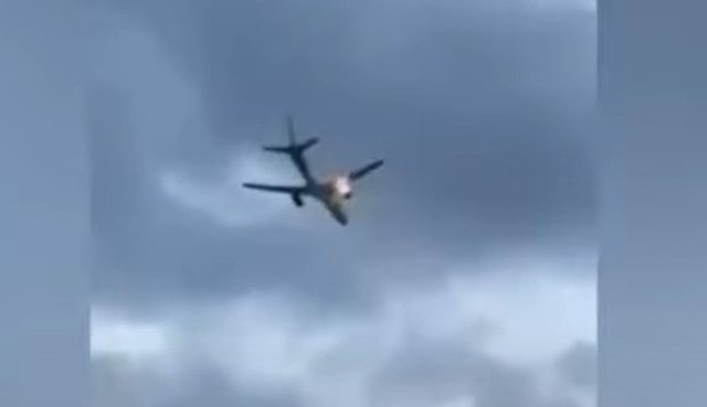 Momente tmerri në ajër, motori i avionit shpërthen në