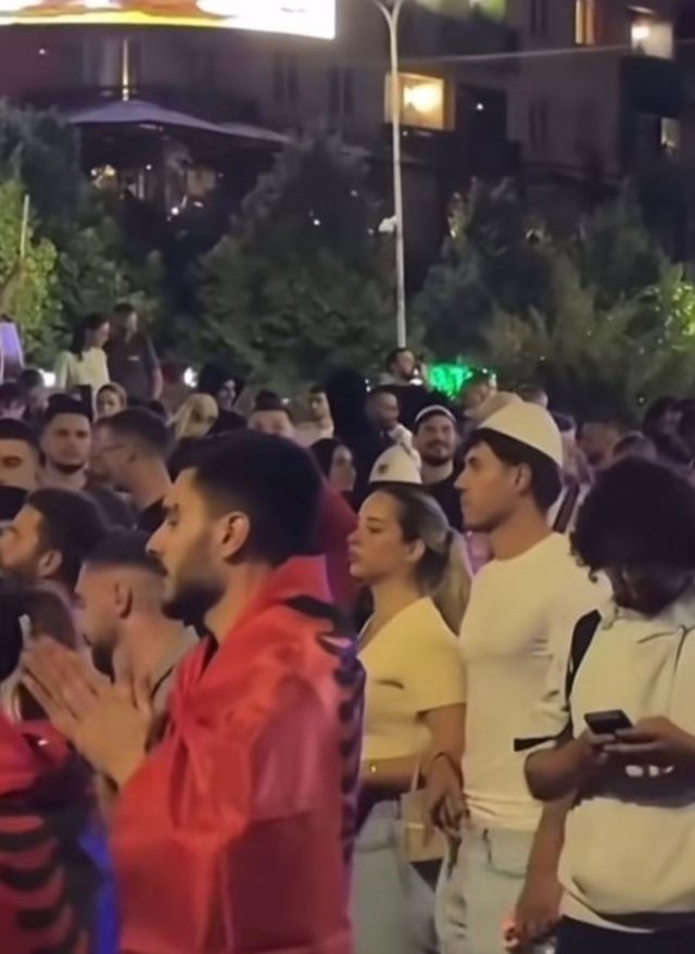 M&euml; af&euml;r se kurr&euml; m&euml; par&euml;, Klodi dhe Elijona