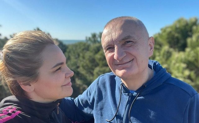 “Kur janë burrat budallenj s'kanë faj gratë",