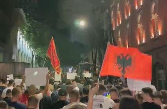 &ldquo;Arresto Ballukun&rdquo;/ Protestuesit th&euml;rrasin n&euml; kor para
