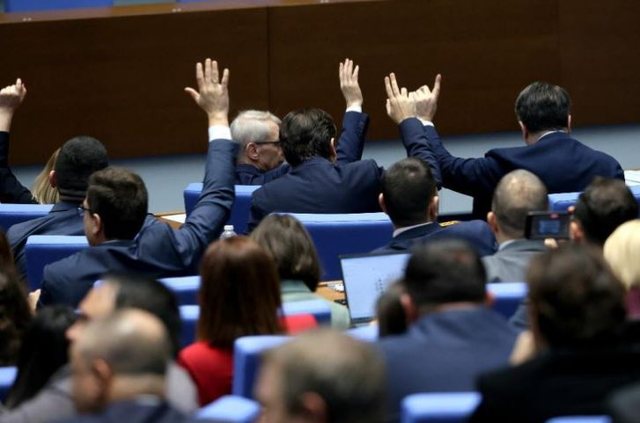 Protestat masive në Bullgari, Parlamenti voton pro dorëheqjes së