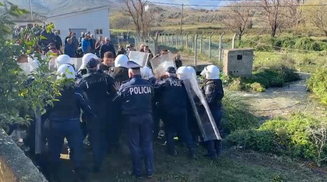 Banorët përplasen me policinë, protestë në Tragjas