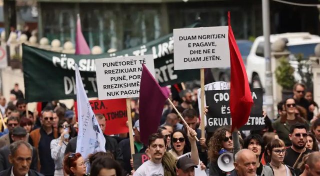 Punëtorët në Kosovë protestojnë për të
