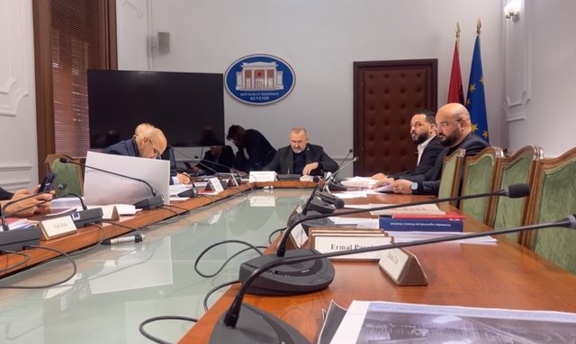 Sekretariati i Etik&euml;s nd&euml;rshkoi  vet&euml;m 6 demokrat&euml;, Manja