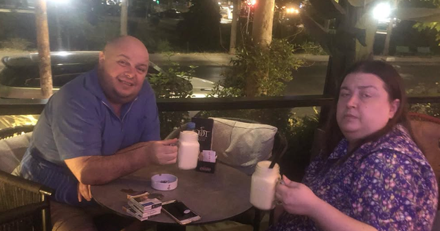 Publikoi n&euml; rrjete sociale t&euml; motr&euml;n gjysm&euml; zhveshur/