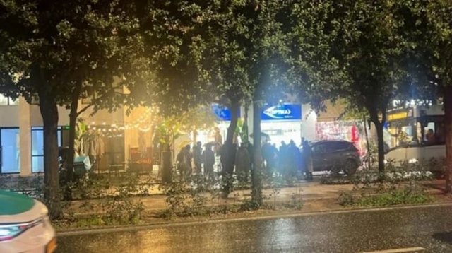 Aksident tek Bulevardi Zogu i Parë në Tiranë, makina përplas