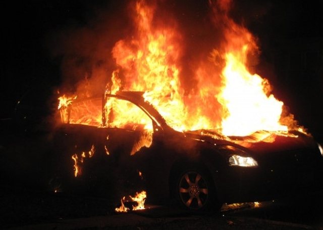 Car catches fire on Laç-Mamurras highway, driver escapes