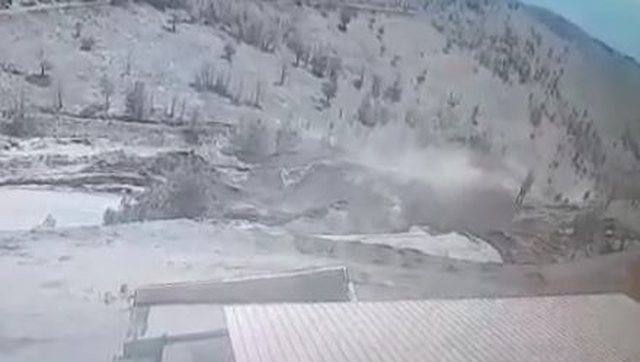 VIDEO/ Momenti tragjik! Pamje nga shembja e masivit të kromit në Klos,