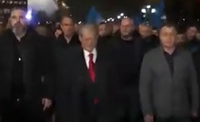 Protesta/ Berisha lë selinë e PD-së dhe i drejtohet