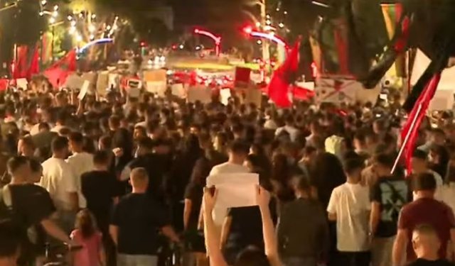 Protesta e qytetar&euml;ve vijon me vendosm&euml;ri, turmat zhvendosen drejt