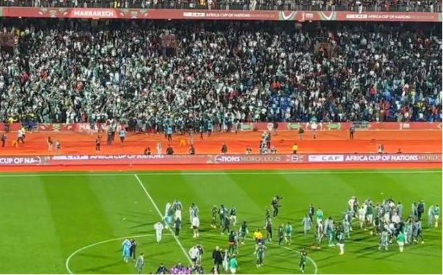 Clashes erupt at the Africa Cup of Nations, fans break through the fence and try