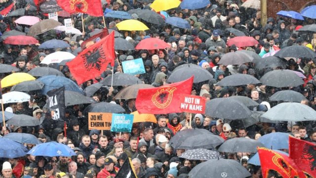 Nis protesta n&euml; Prishtin&euml;, qytetar&euml;t mbushin sheshin
