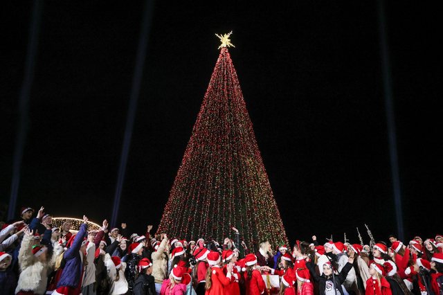 Tirana ndez dritat e pemës së Vitit të Ri, si kurrë më