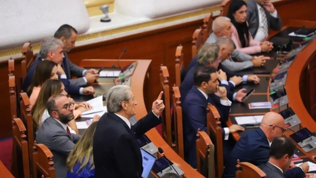 “Thonë se bënë gabim që hodhën firmat, po