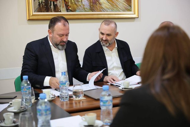 FOTO/ Nën hetim nga SPAK, Arbjan Mazniku takim “kokë më