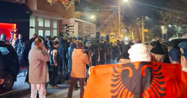 Vet&euml;vendosje supporters celebrate in front of their headquarters in