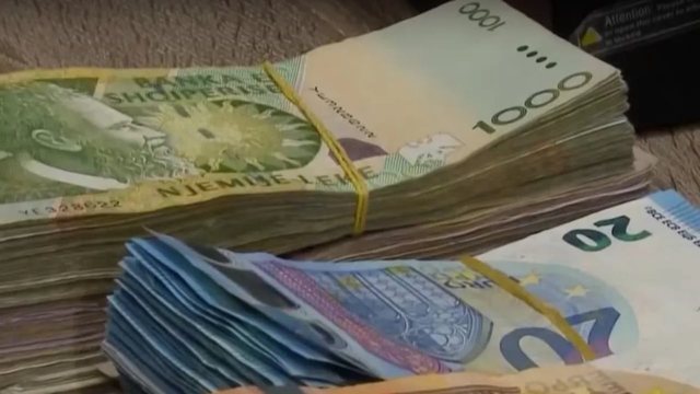 Euro bie në minimum historik/ Monedha europiane zbret në 94.5