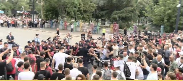 Tensione n&euml; tubimin e qytetar&euml;ve, protestuesit tentojn&euml; t&euml;