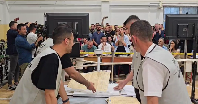 Mbyllet numërimi në Fier me lot e përqafime, PS në
