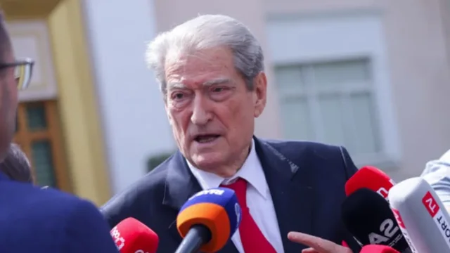 Akuzat se familja e tij ka p&euml;rfituar 63 hektar&euml; tok&euml; n&euml;