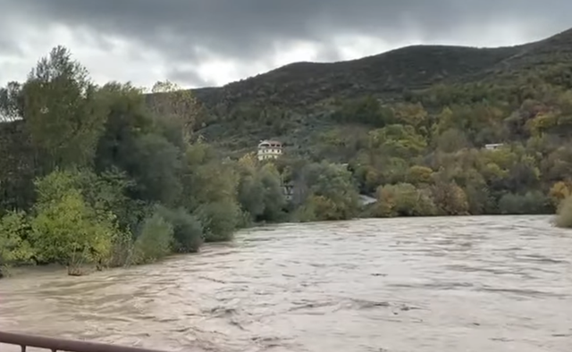 Del nga shtrati lumi Shkumbin, p&euml;rmbyten dhjet&euml;ra banesa