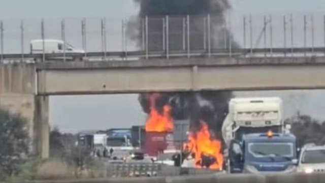 Grabitje si n&euml;p&euml;r filma! Makina e p&euml;rfshir&euml; nga flak&euml;t