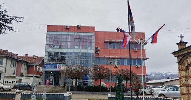 Lirohen nga paraburgimi drejtor&euml;t e institucioneve serbe n&euml;
