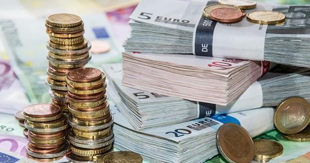K&euml;mbimi valutor/ Sa blihet dhe shitet euro e dollari? &Ccedil;far&euml; po
