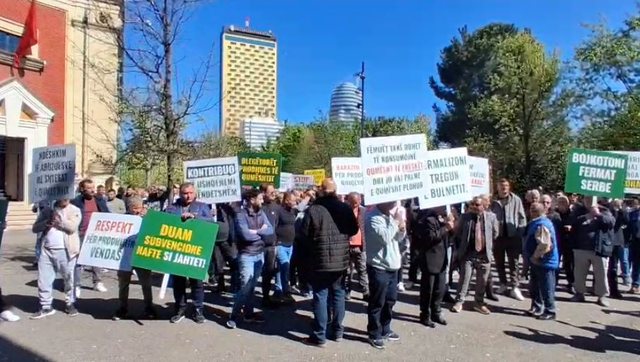 "Boycott Serbian companies!"/ Farmers protest in front of the Ministry