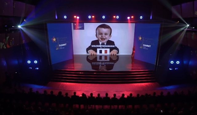 Rama surprizon dhe sjell të qeshura në sallë, liderët