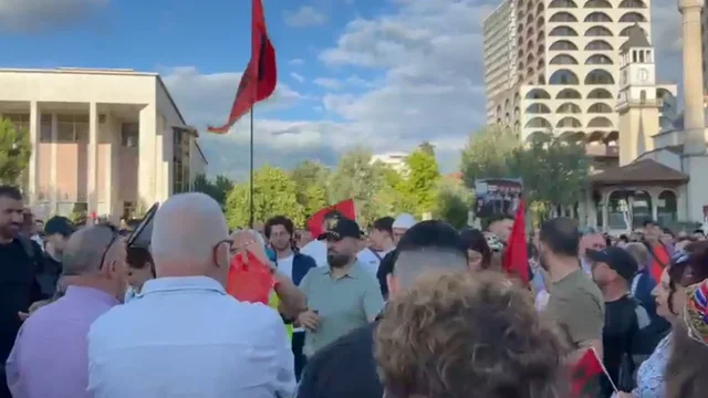 Dita e pest&euml; e protest&euml;s, qytetar&euml;t mblidhen n&euml; sheshin