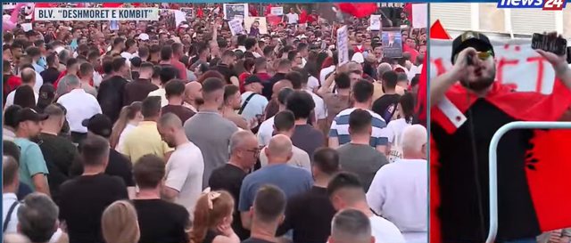 Bulevardi mbushet plot me qytetar&euml;! Thirrjet n&euml; kor: Opozita e