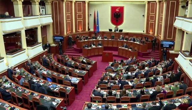 Mbrojtja e gazetar&euml;ve, opozita kund&euml;rshton projektin e qeveris&euml;