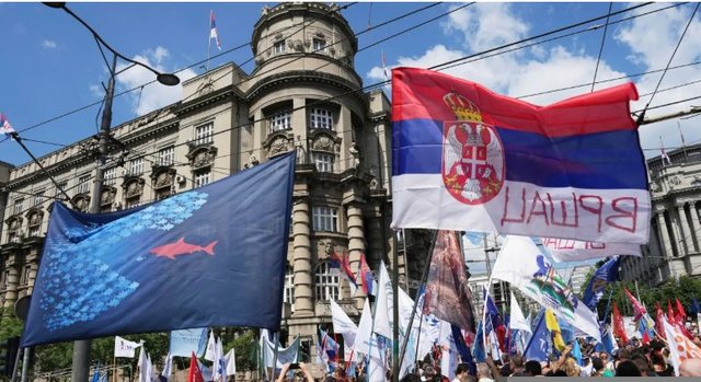 Përshkallëzohen protestat në Serbi, studentët