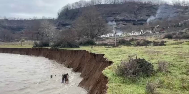 Rr&euml;shqitja e dherave rr&euml;zon shtyllat elektrike n&euml; Mirdit&euml;,