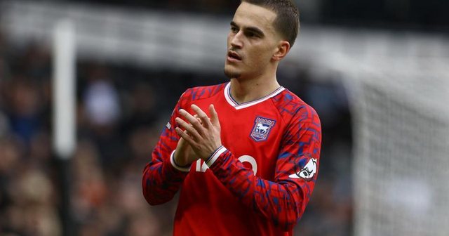 Trajneri i Ipswich vler&euml;son Mehmetin: Lojtar i jasht&euml;zakonsh&euml;m...