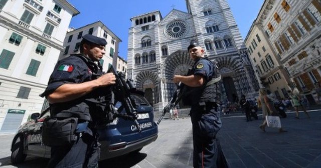Itali/ Mbante mbi 220 doza kokaine në xhep, karabinierët